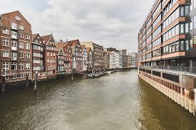 Scorcio dei canali di Amburgo in giornata di sole