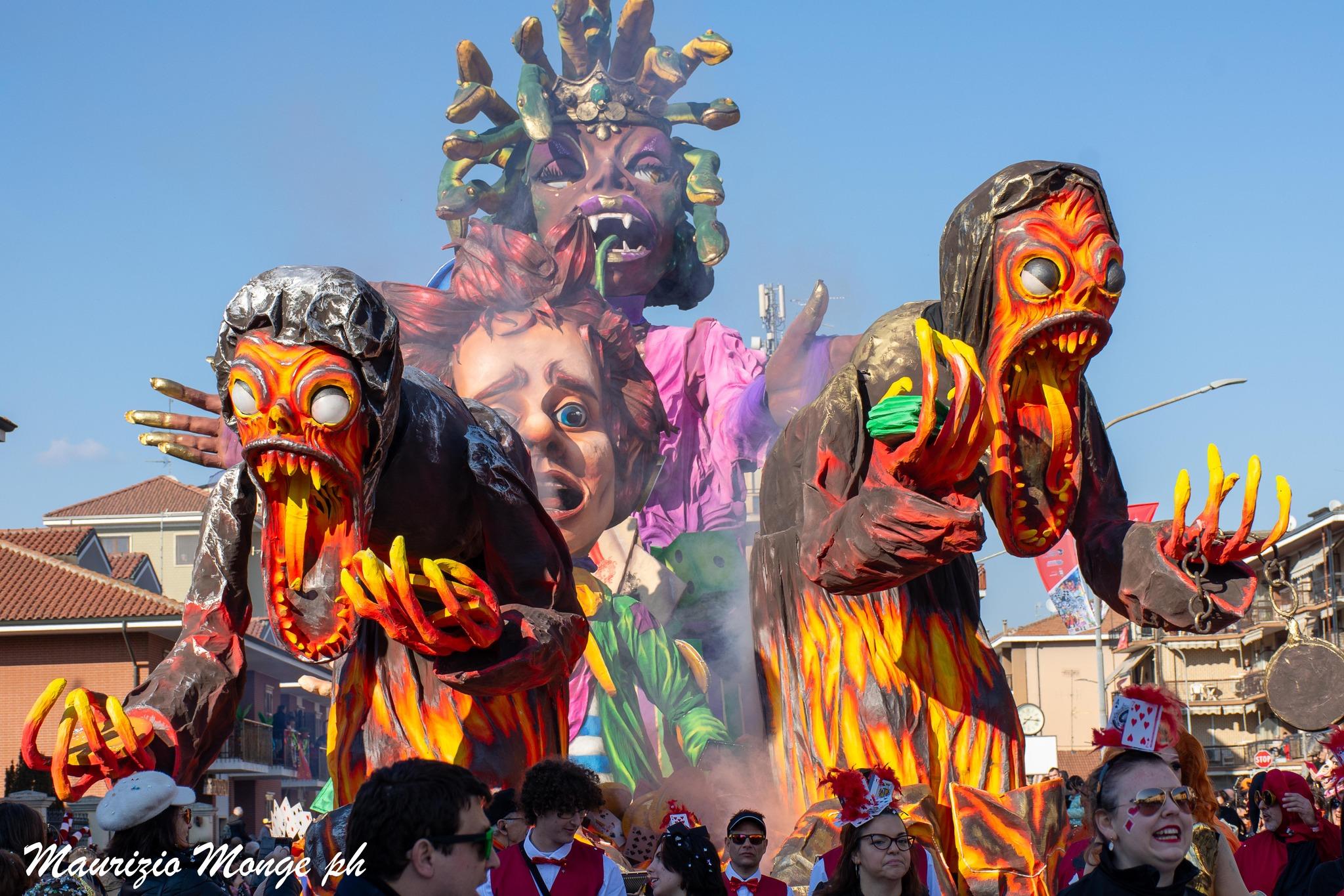 Sfilata carri allegorici